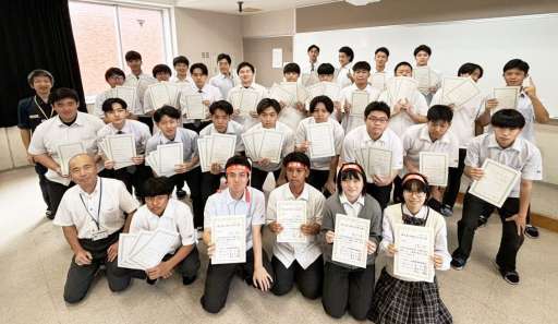 全経簿記上級に合格した簿記部員（手前右から４人）と３級自動車整備士に合格した自動車工学科の３年生ら＝鹿児島市の鹿児島情報高校