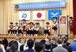 薩摩藩英国留学生になりきってスピーチする児童生徒＝いちき串木野市の羽島小学校