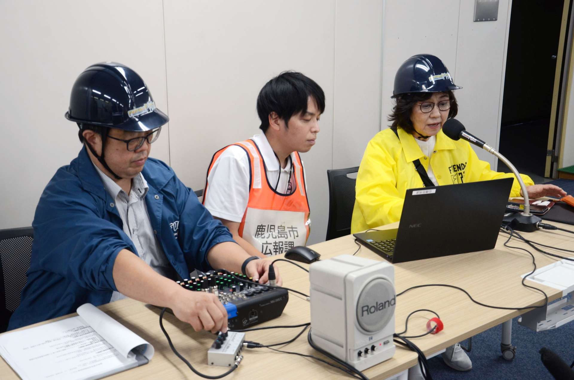 臨時災害放送局で避難所の開設状況を伝える鹿児島シティエフエムのパーソナリティ＝鹿児島市役所