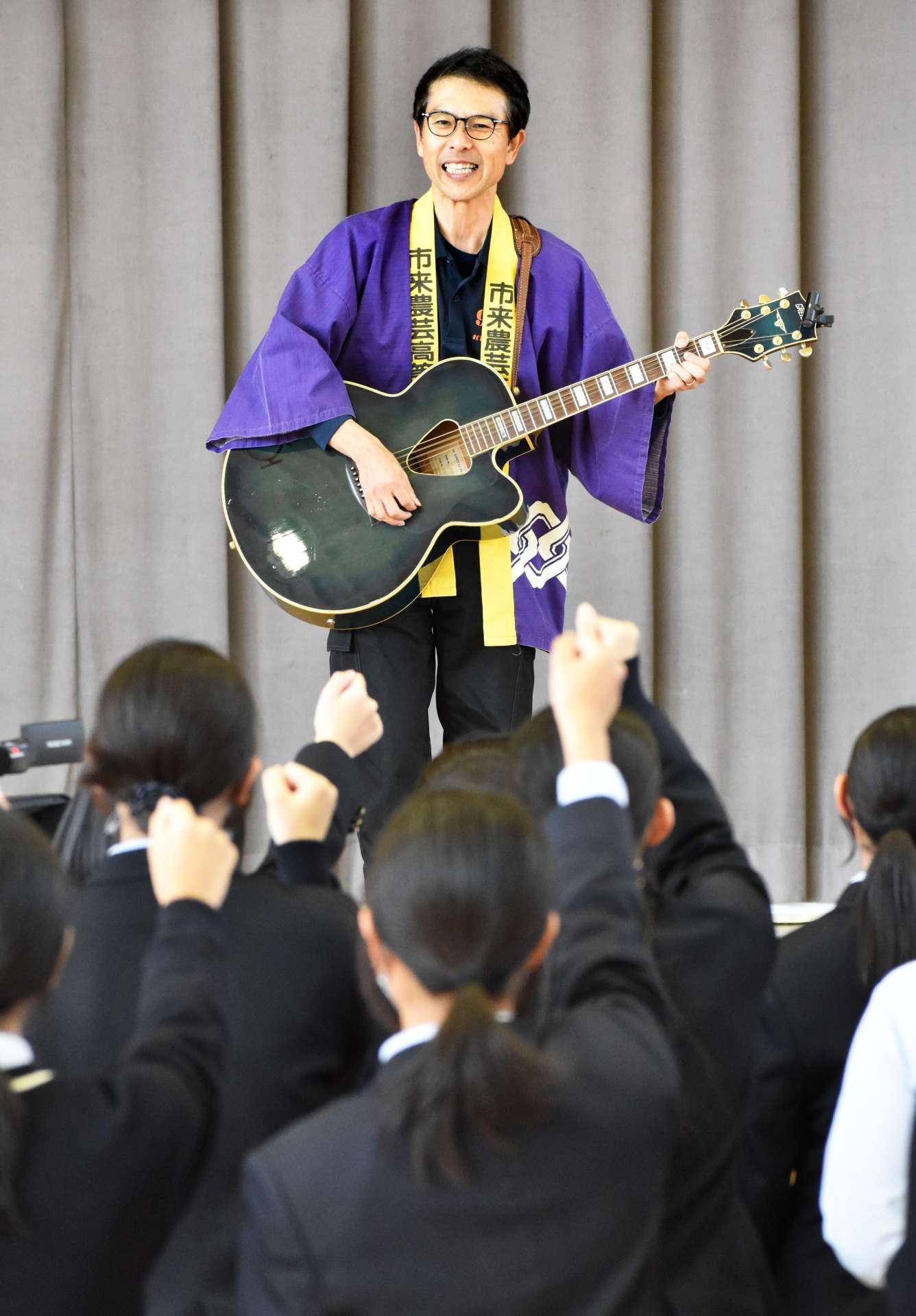応援ソングを歌い、生徒と盛り上がる市来農芸高校の永野昌隆教諭＝いちき串木野市の同校