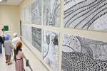 壁一面に並ぶ大胆なデザインの作品＝鹿児島市立美術館