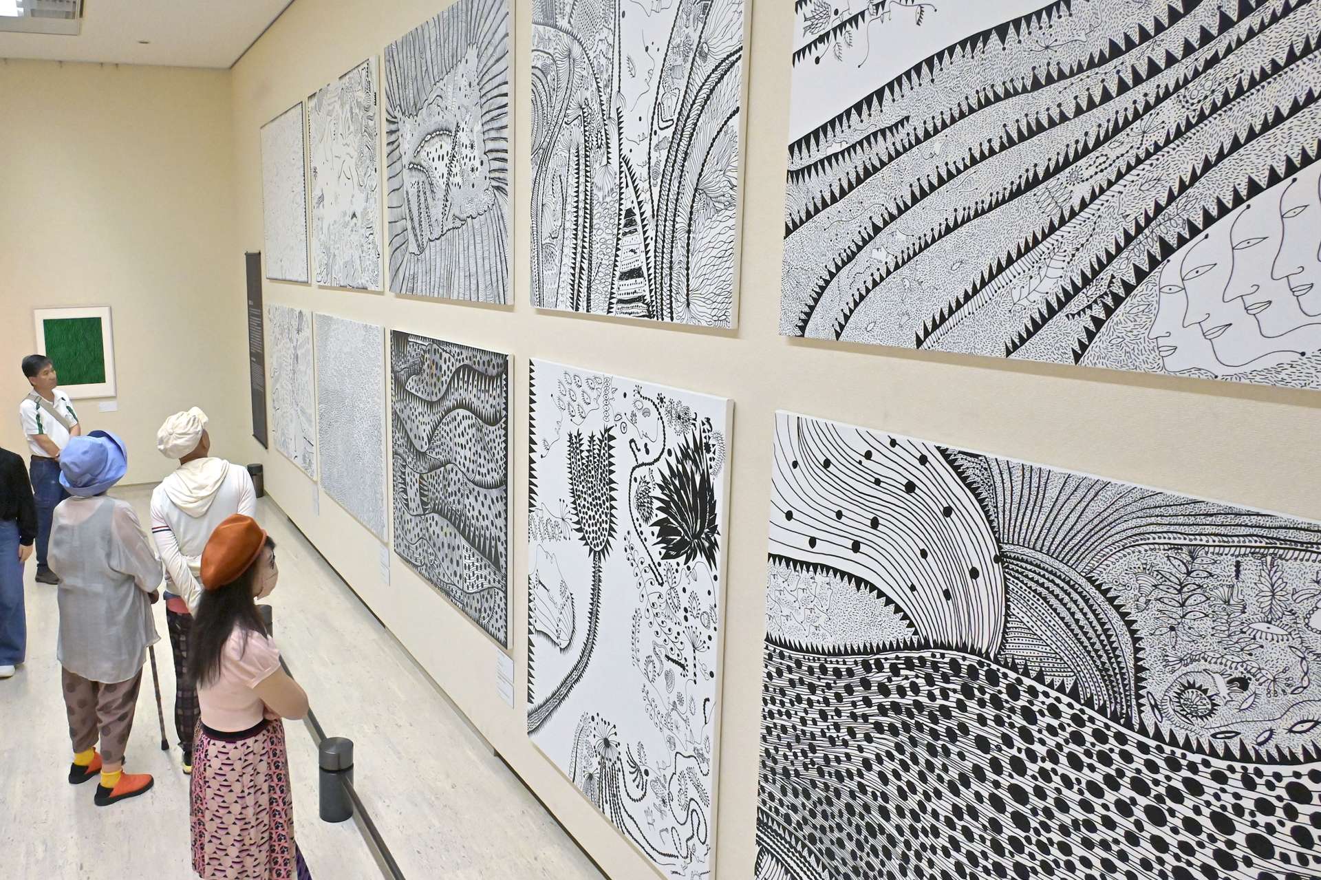 壁一面に並ぶ大胆なデザインの作品＝鹿児島市立美術館