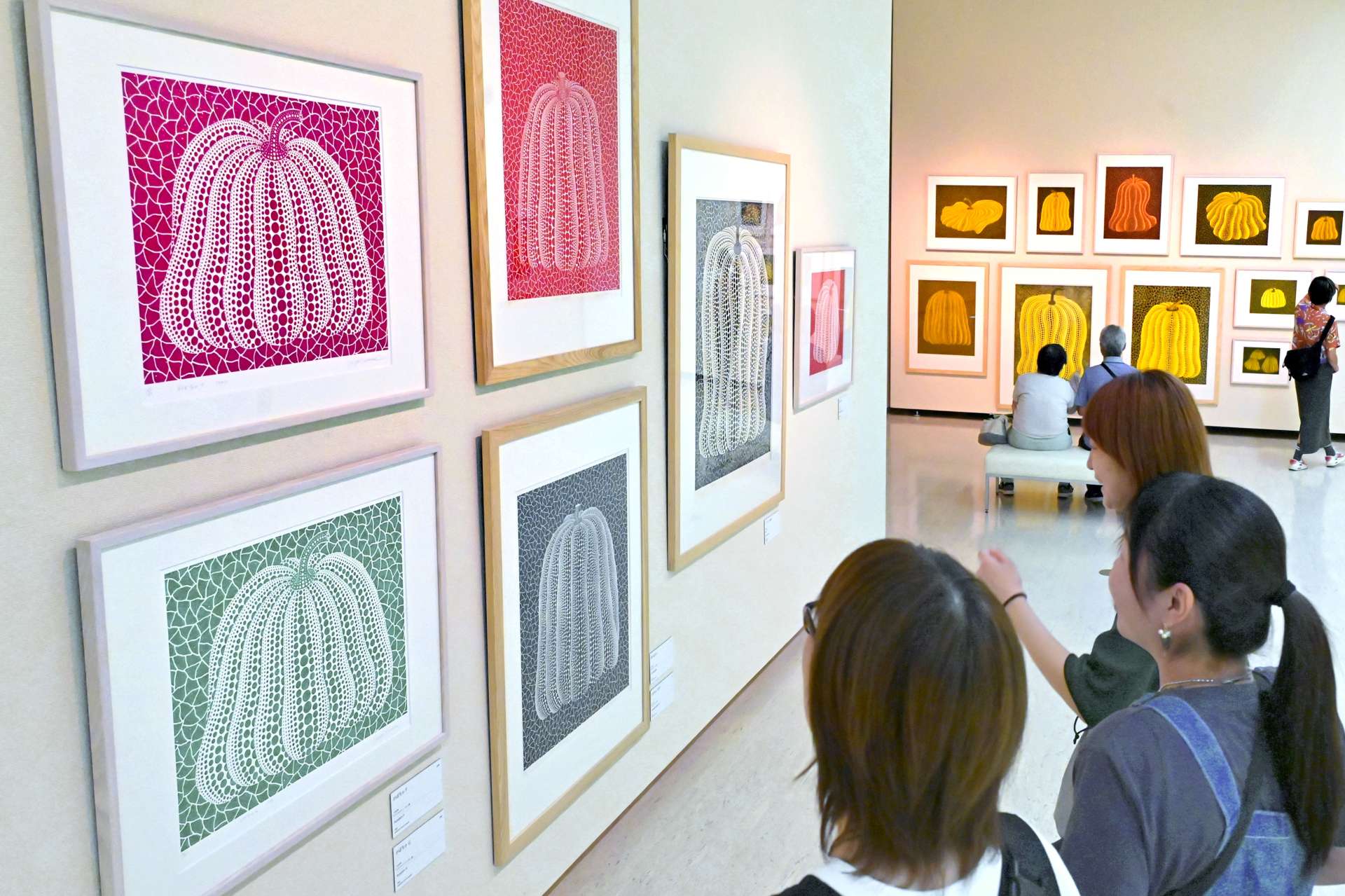 独創性あふれる作品が並ぶ会場＝鹿児島市立美術館