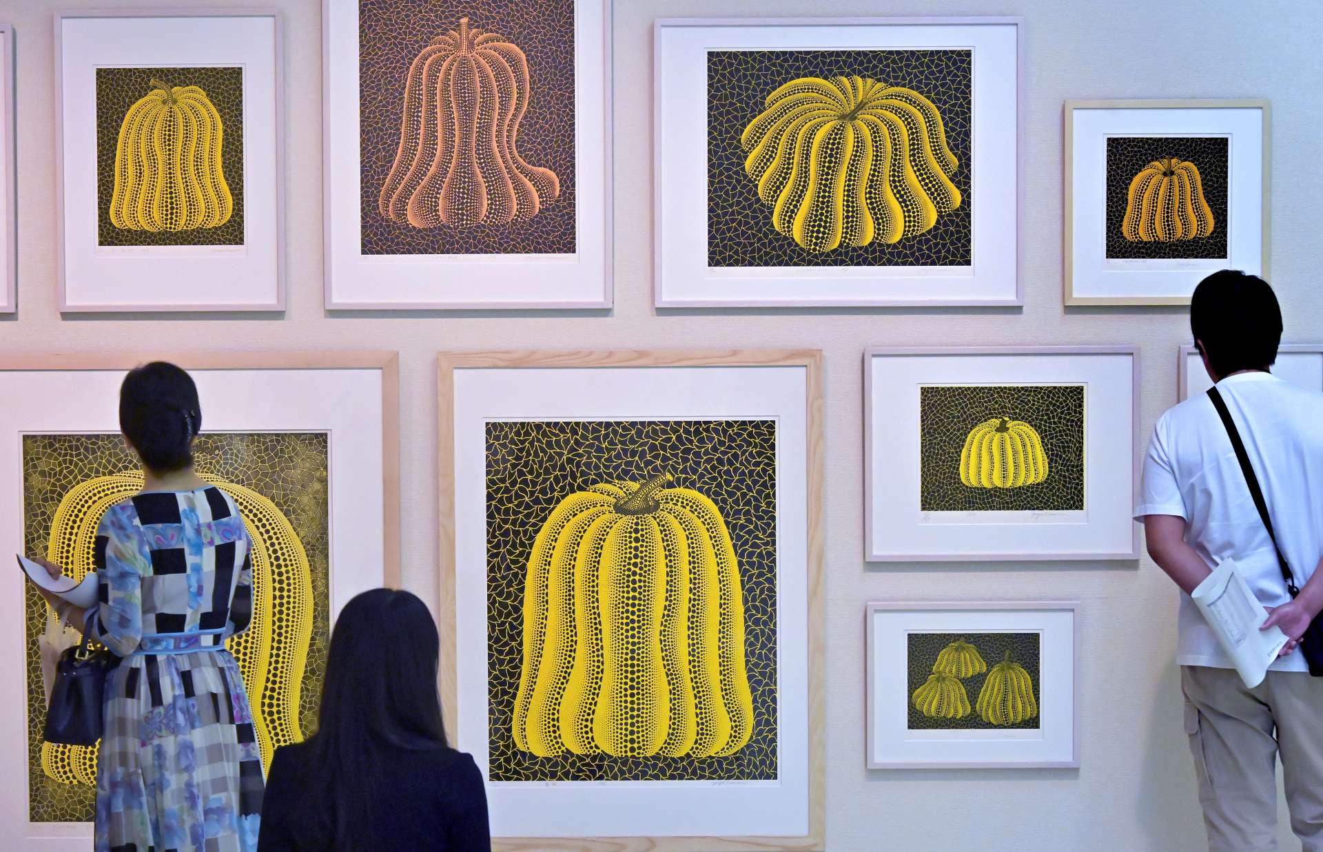 独創性あふれる作品が並ぶ会場＝鹿児島市立美術館