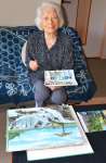 自宅で絵筆を取る園田トシ子さん＝日置市伊集院