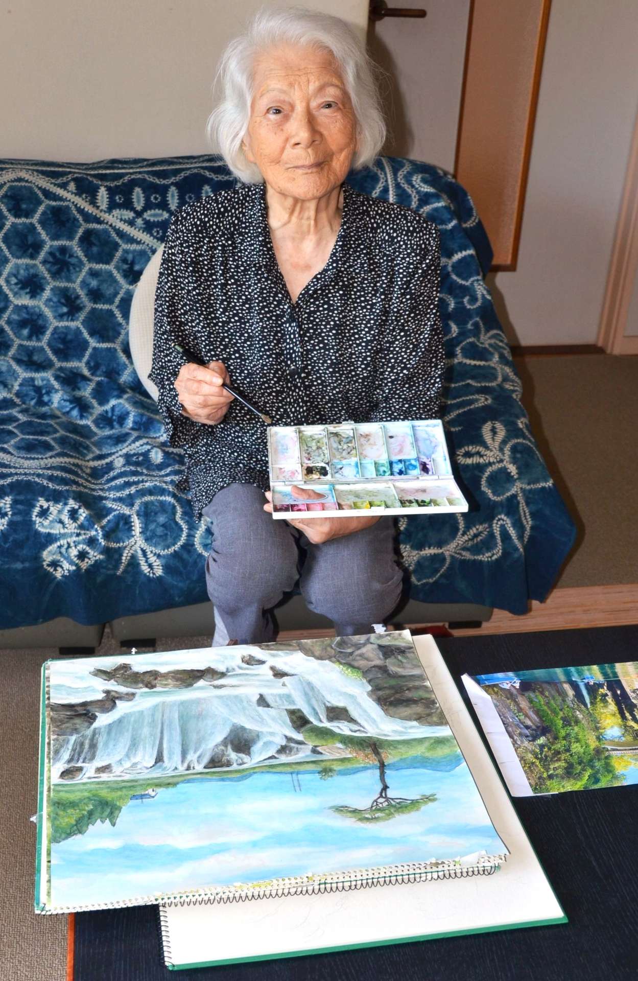 自宅で絵筆を取る園田トシ子さん＝日置市伊集院
