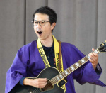 応援ソングを披露する市来農芸高校の永野昌隆教諭＝いちき串木野市の同校