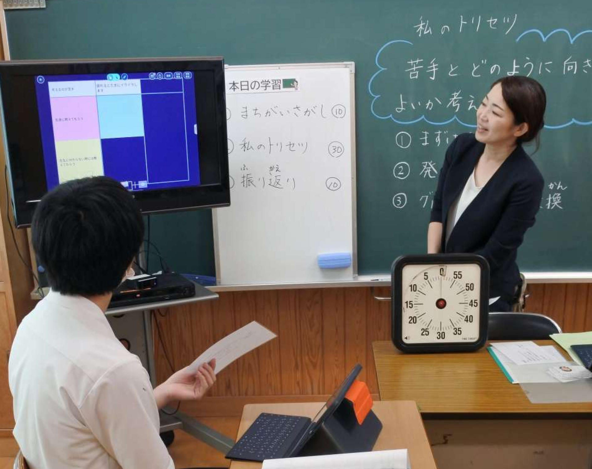 ＩＣＴ機器を使って特別支援学級の授業を進める山元貴恵教諭（奥）＝１０月、鹿屋市の鹿屋中