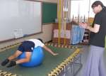 男児に「自立活動」の授業をする大塚佳子教諭＝姶良市の姶良小