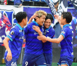 ２０２３年５月４日、北九州戦で追加点を決め、チームメートに祝福される有田光希＝白波スタジアム