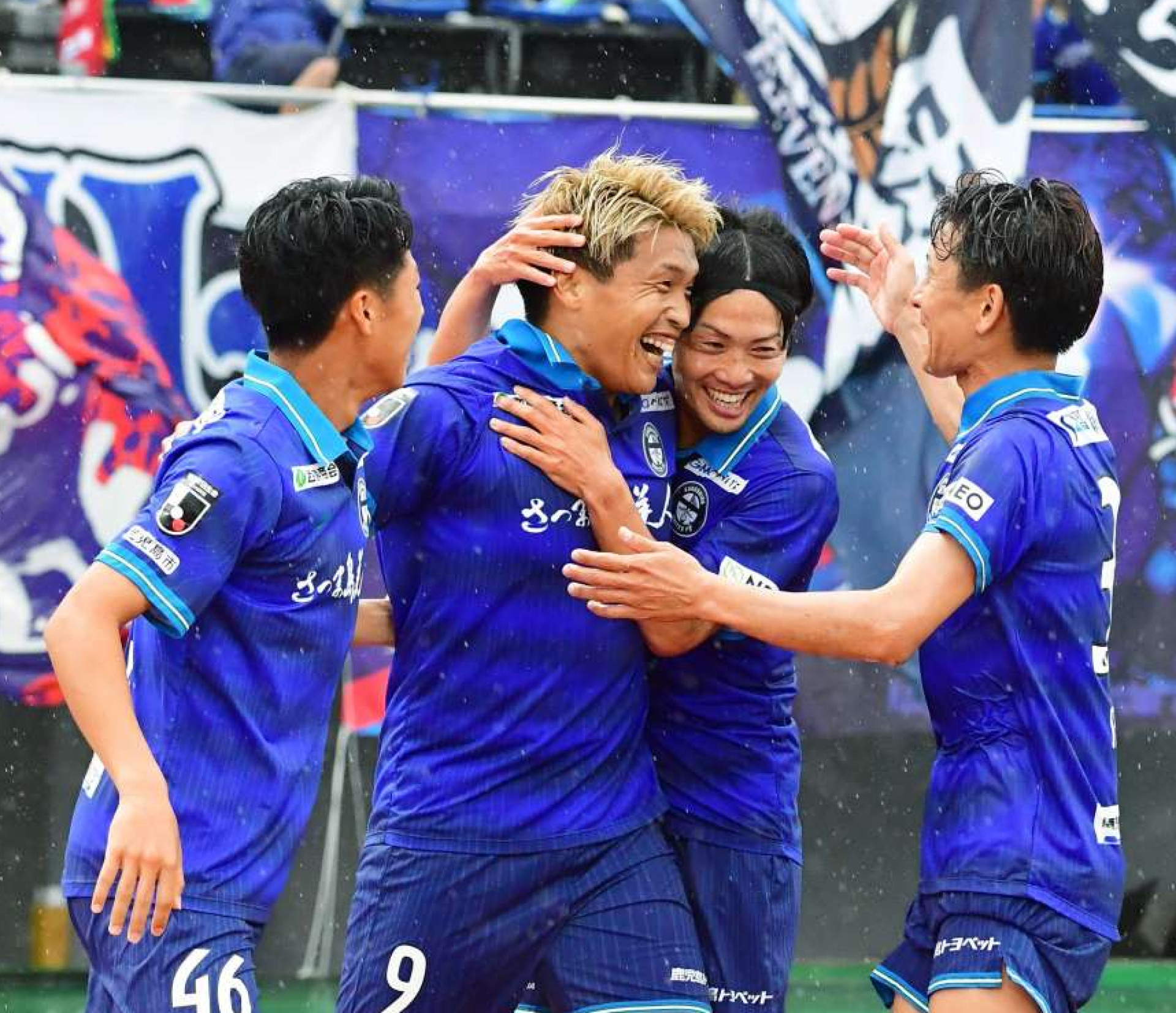 ２０２３年５月４日、北九州戦で追加点を決め、チームメートに祝福される有田光希＝白波スタジアム