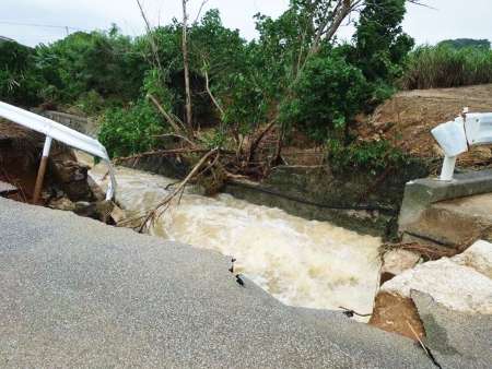 〈関連〉排水路ののり面がえぐれ、橋（手前右）や農道が崩落した現場＝９日午前、与論町麦屋（同町提供）