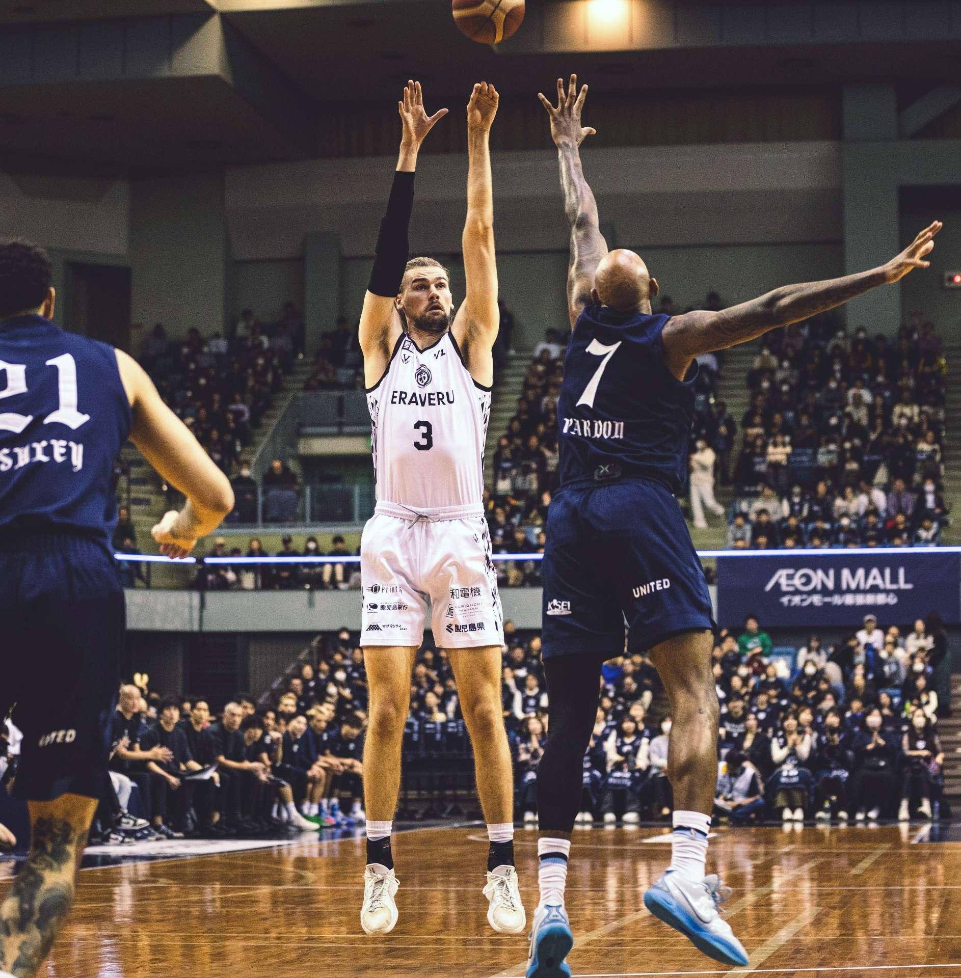 前半、シュートを狙うレブナイズのハームス（３）＝千葉ポートアリーナ（＠B.LEAGUE）