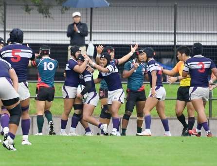 前半、トライを決め喜ぶ鹿工の選手たち＝県立サッカー・ラグビー場