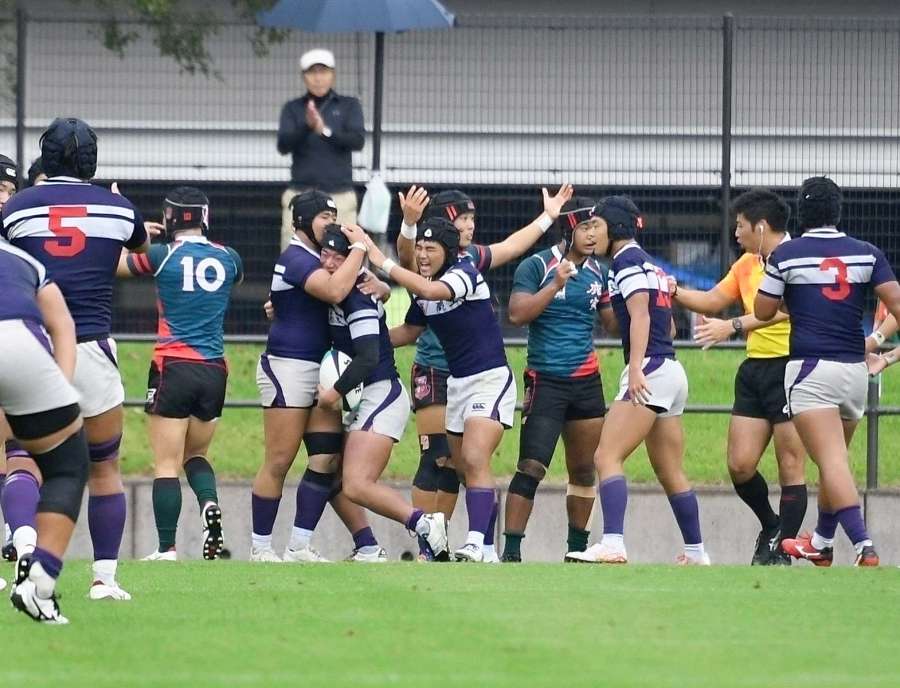 前半、トライを決め喜ぶ鹿工の選手たち＝県立サッカー・ラグビー場