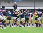 前半、トライを決め喜ぶ鹿工の選手たち＝県立サッカー・ラグビー場