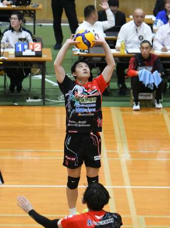 第２セット、トスを上げるＦ鹿児島の山本＝フラゴラアリーナ日置