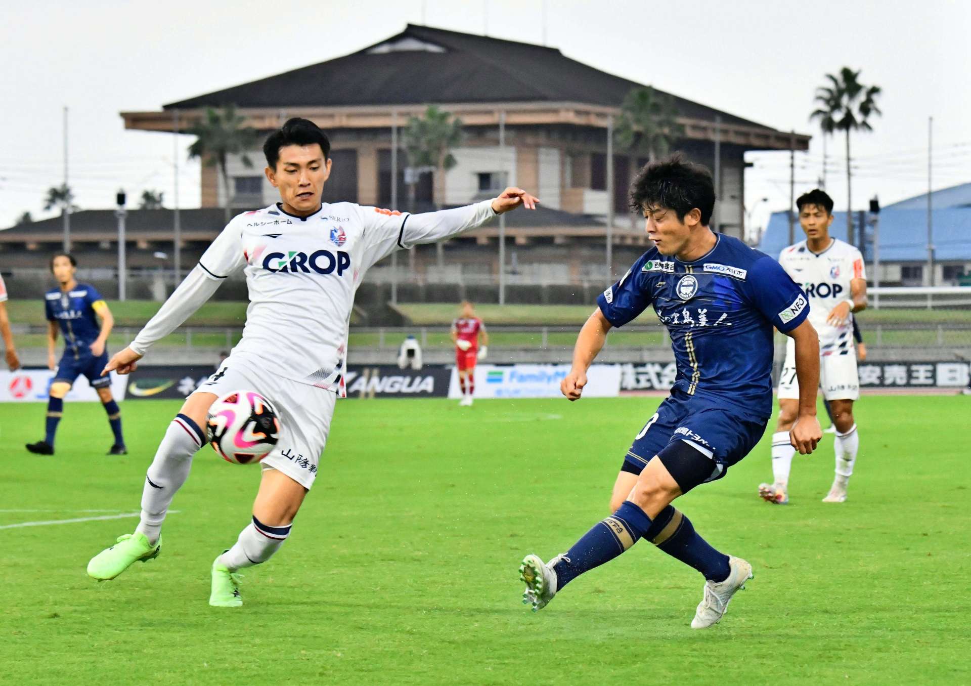 前半、敵陣に攻め込む鹿児島ＵのＭＦ圓道＝鹿児島市の白波スタジアム