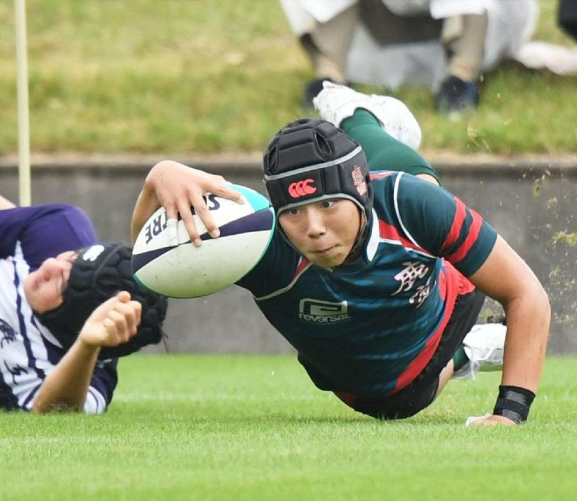 前半２５分、鹿実・大田がトライを決める＝県立サッカー・ラグビー場