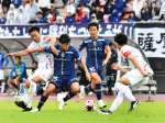 後半、敵陣へ迫る鹿児島ＵのＦＷ端戸（２５）と中原（３５）＝白波スタジアム