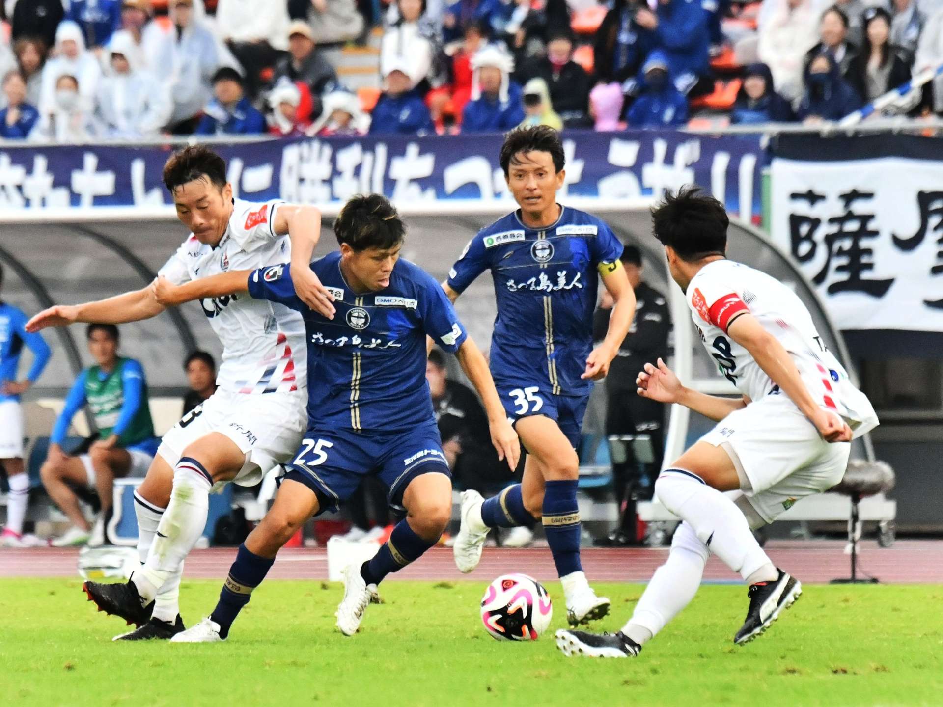 後半、敵陣へ迫る鹿児島ＵのＦＷ端戸（２５）と中原（３５）＝白波スタジアム