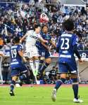 前半、中盤で競り合う鹿児島ＵのＭＦ木村（３０）＝鹿児島市の白波スタジアム