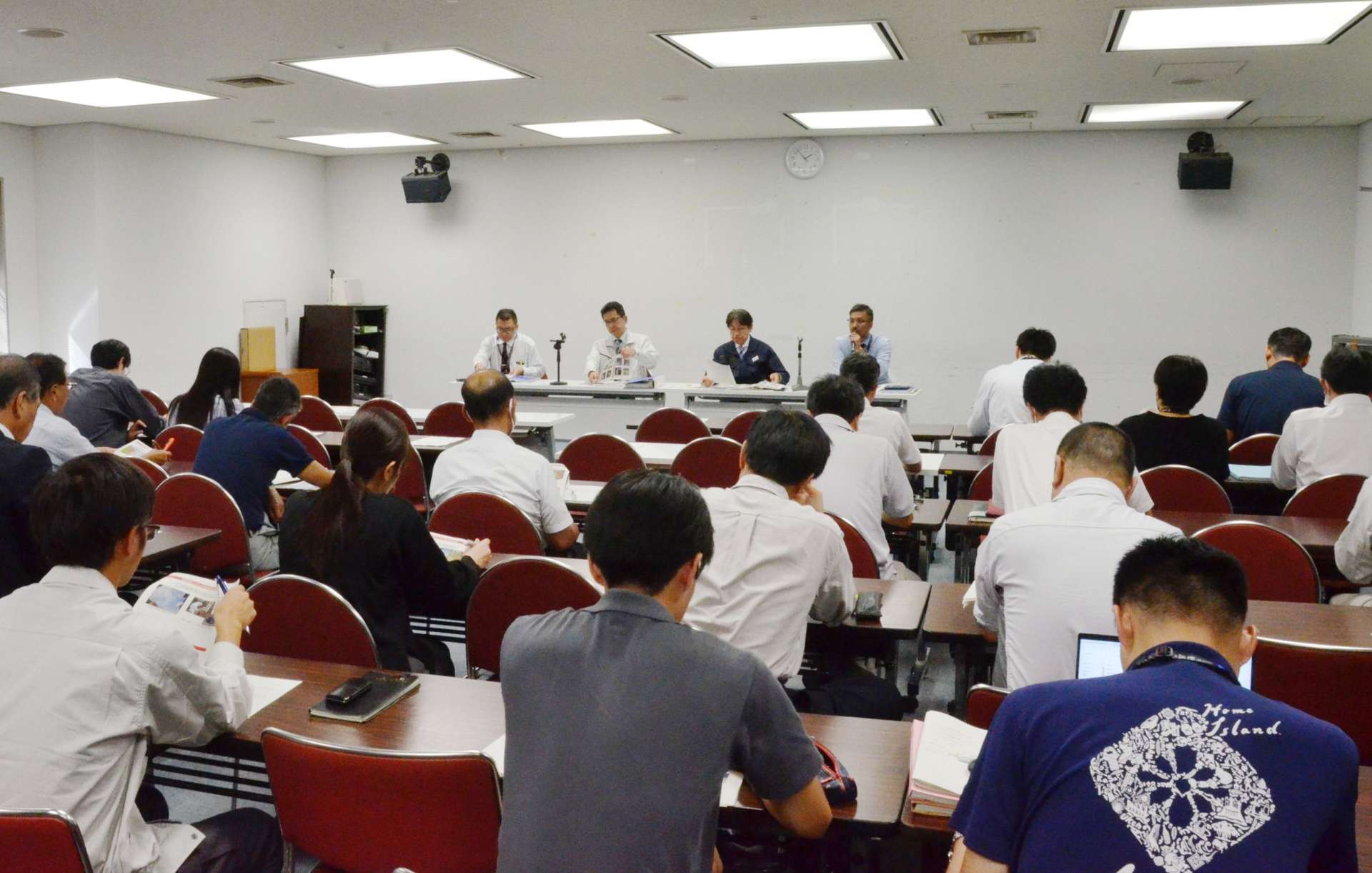 養鶏関係者ら約４０人が参加した防疫対策会議＝１１日、鹿児島市の県庁