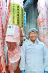 グランドチャンピオンに輝いた鶴喰康行さんと出品した枝肉＝１１日、南九州市のＪＡ食肉かごしま南薩工場