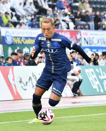 〈関連〉今季最終戦でゴール前に迫る鹿児島Ｕ・五領＝１０日、白波スタジアム