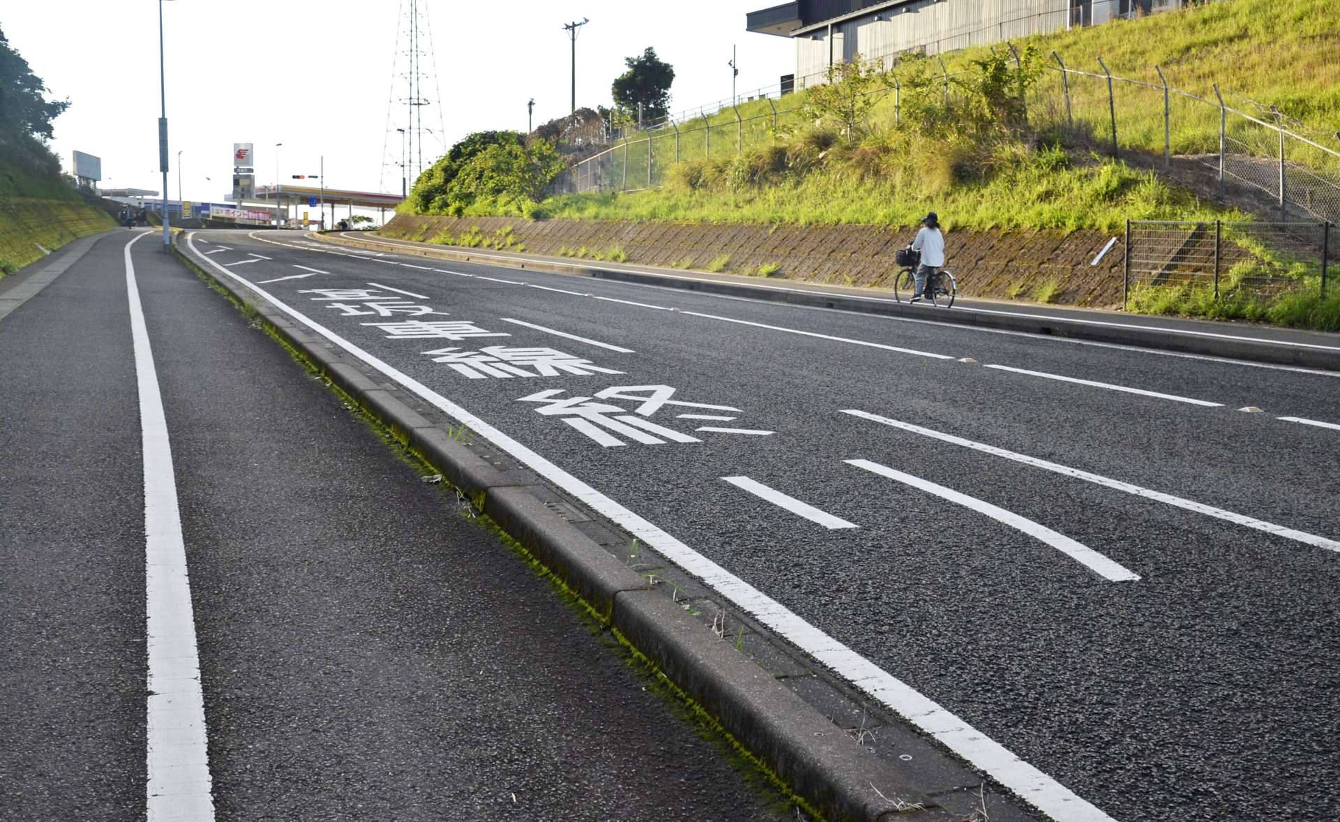 〈関連〉バスが急ブレーキをかけた現場＝１１日午後４時１０分ごろ、鹿児島市武岡１丁目