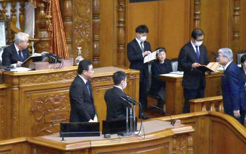 〈関連〉野村哲郎氏と目で合図する尾辻秀久氏＝国会