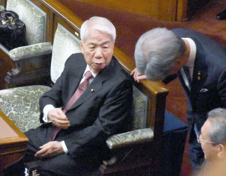 議場に姿を現した尾辻秀久氏＝１１日、国会