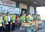 初荷出発を祝う生産関係者＝１２日、東串良町川西