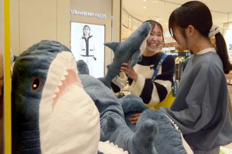 〈別カット〉商品を手に取り品定めする客＝１２日、鹿児島市のアミュプラザ鹿児島