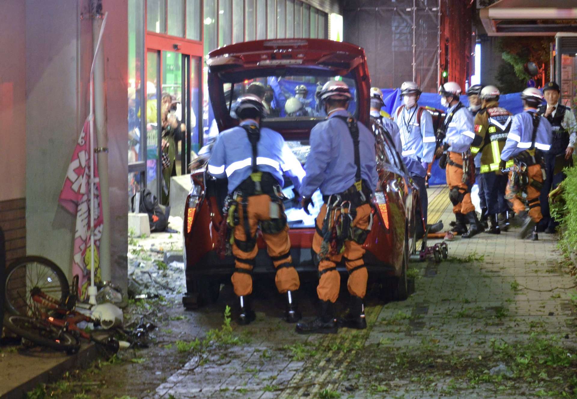 事故が発生し、騒然とする現場＝１１日午後６時１５分ごろ、鹿児島市下荒田１丁目