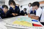 空き家対策などをまとめる坊津学園生＝南さつま市坊津の同校