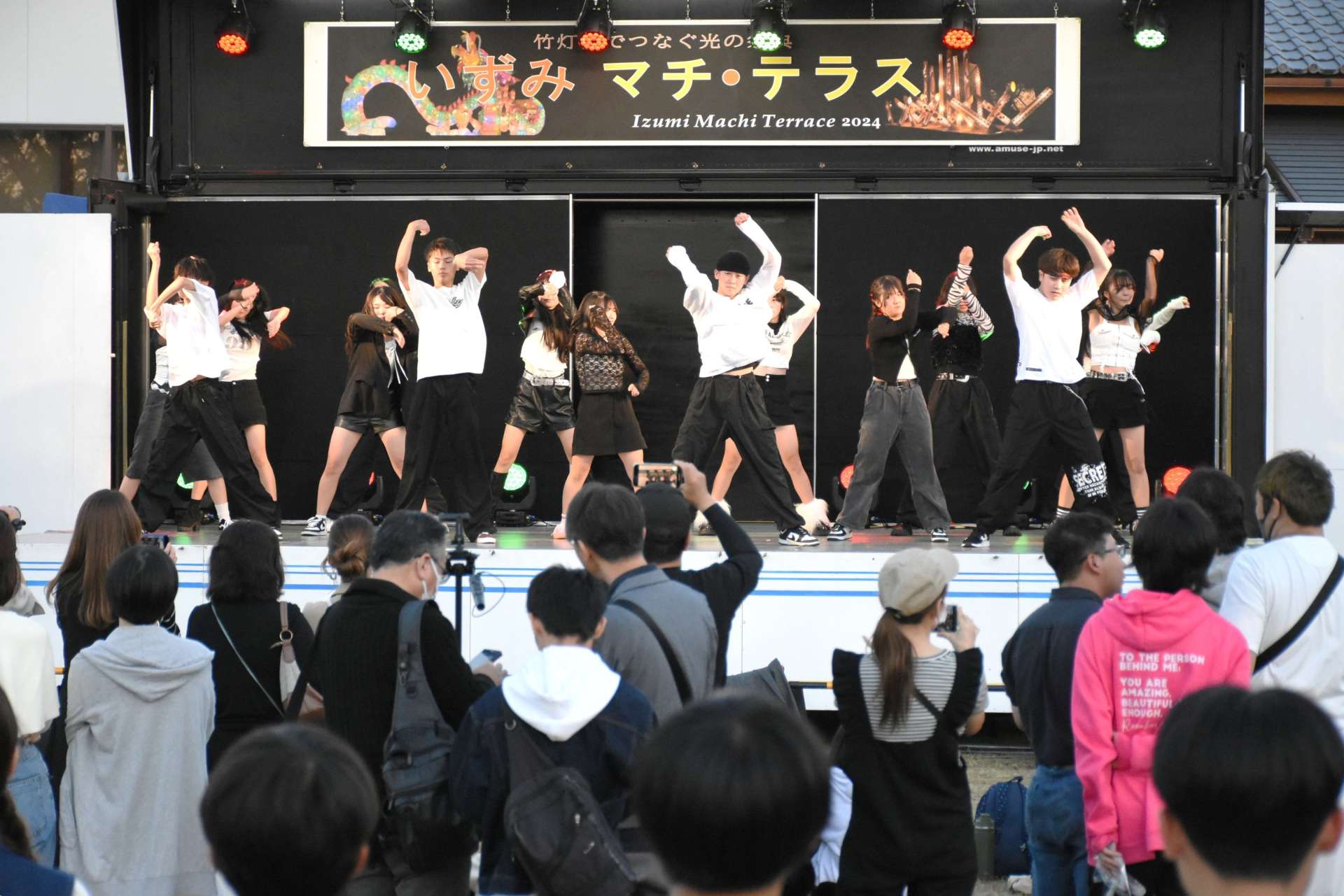 軽快なダンスを披露する出演者＝出水市麓町