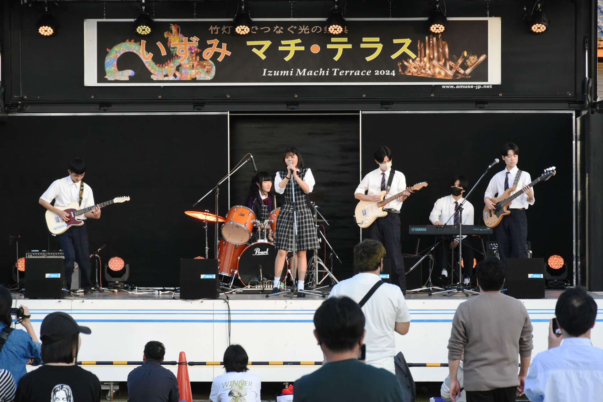 元気よくバンドを披露する出水中央高校生＝４日、出水市麓町