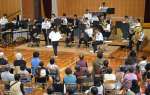 陸上自衛隊の音楽部員に交じって演奏を披露する頴娃中吹奏楽部の生徒たち＝南九州市頴娃の地域交流センターはやま