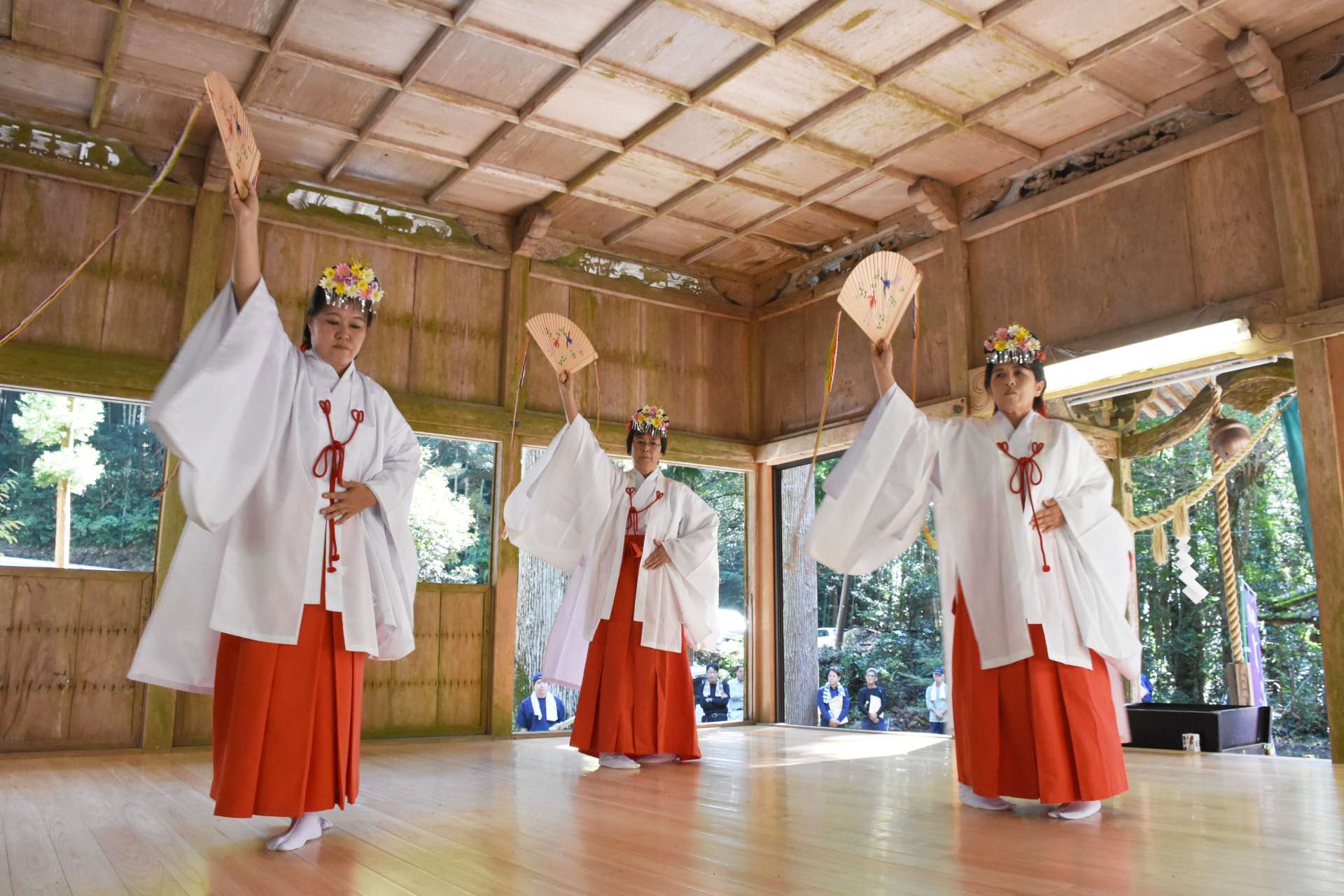 白鳥神社で浦安の舞を舞うメンバー＝志布志市有明町伊崎田