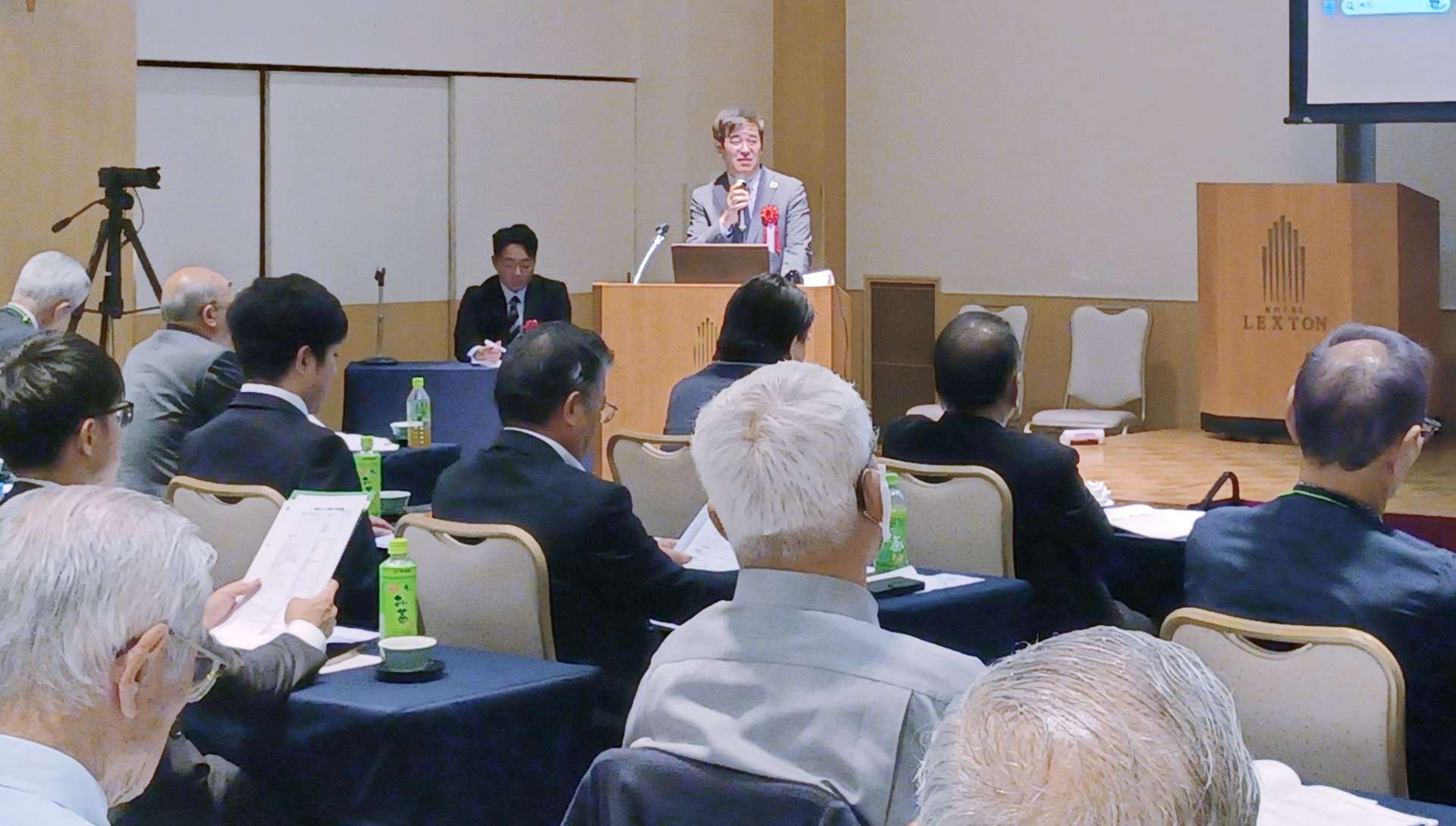 自社製品や技術をアピールする発表者＝１３日、鹿児島市山之口町
