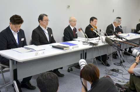 盗撮事件とストーカー事案について説明する野川明輝前本部長（左から３人目）＝６月２１日、鹿児島市の県警本部