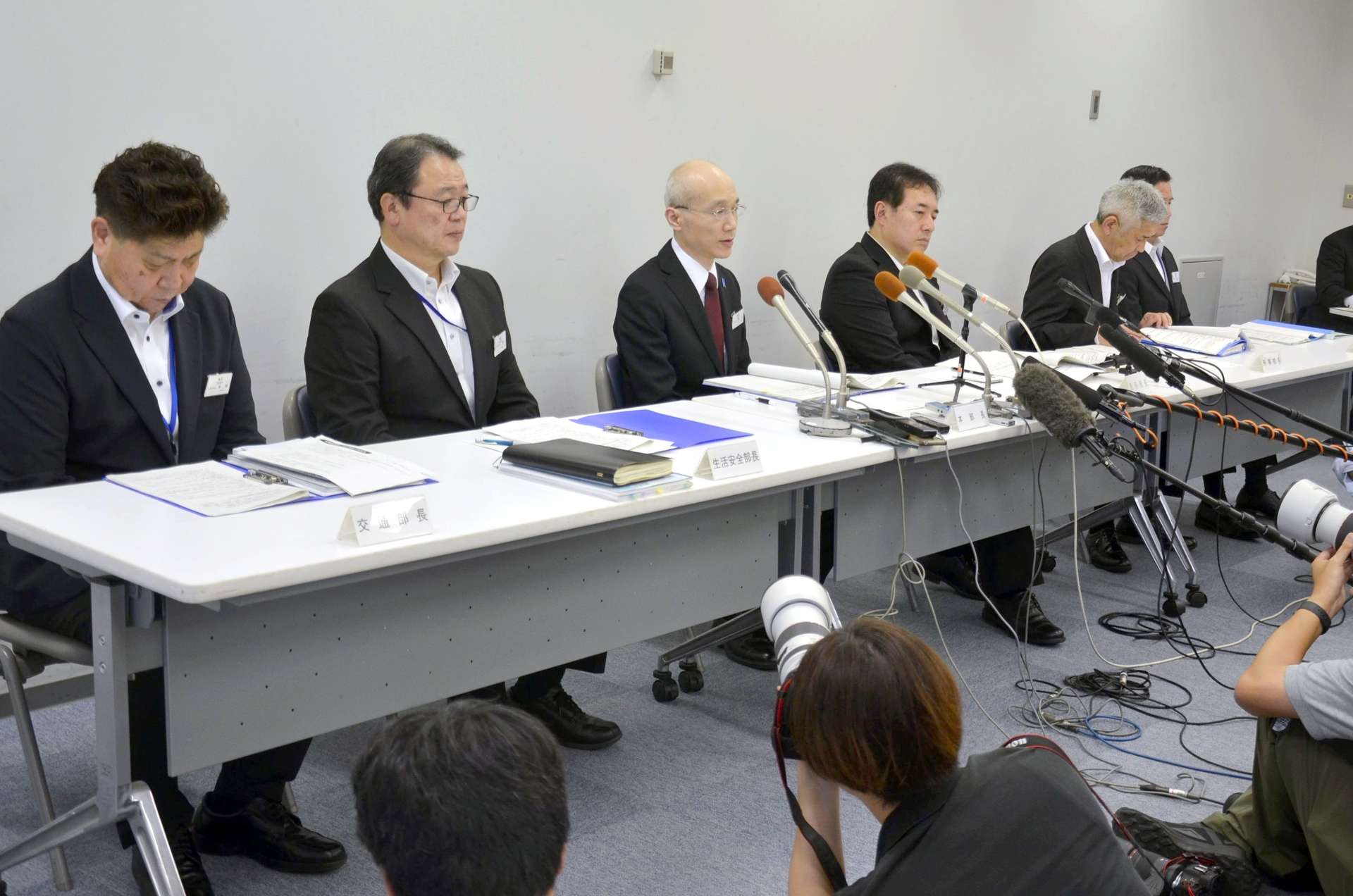 盗撮事件とストーカー事案について説明する野川明輝前本部長（左から３人目）＝６月２１日、鹿児島市の県警本部