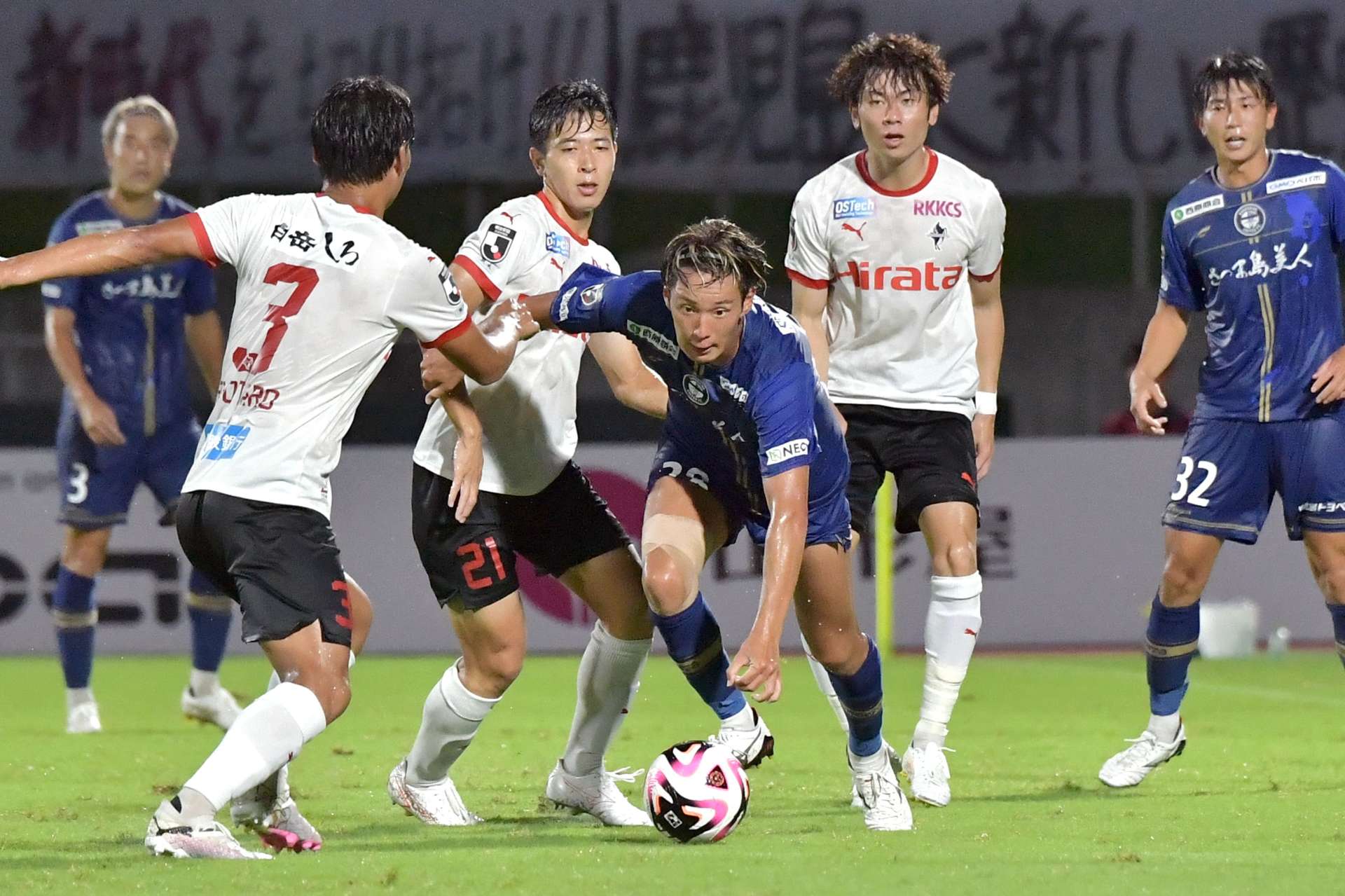 熊本戦で攻め上がる鹿児島ＵのＦＷ有田稜。攻守で苦戦し、大一番を落とした＝９月１５日、白波スタジアム