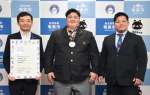 安田壮平奄美市長（左）に優勝を報告する福崎真逢輝さん（中央）と安田貴浩監督＝市役所