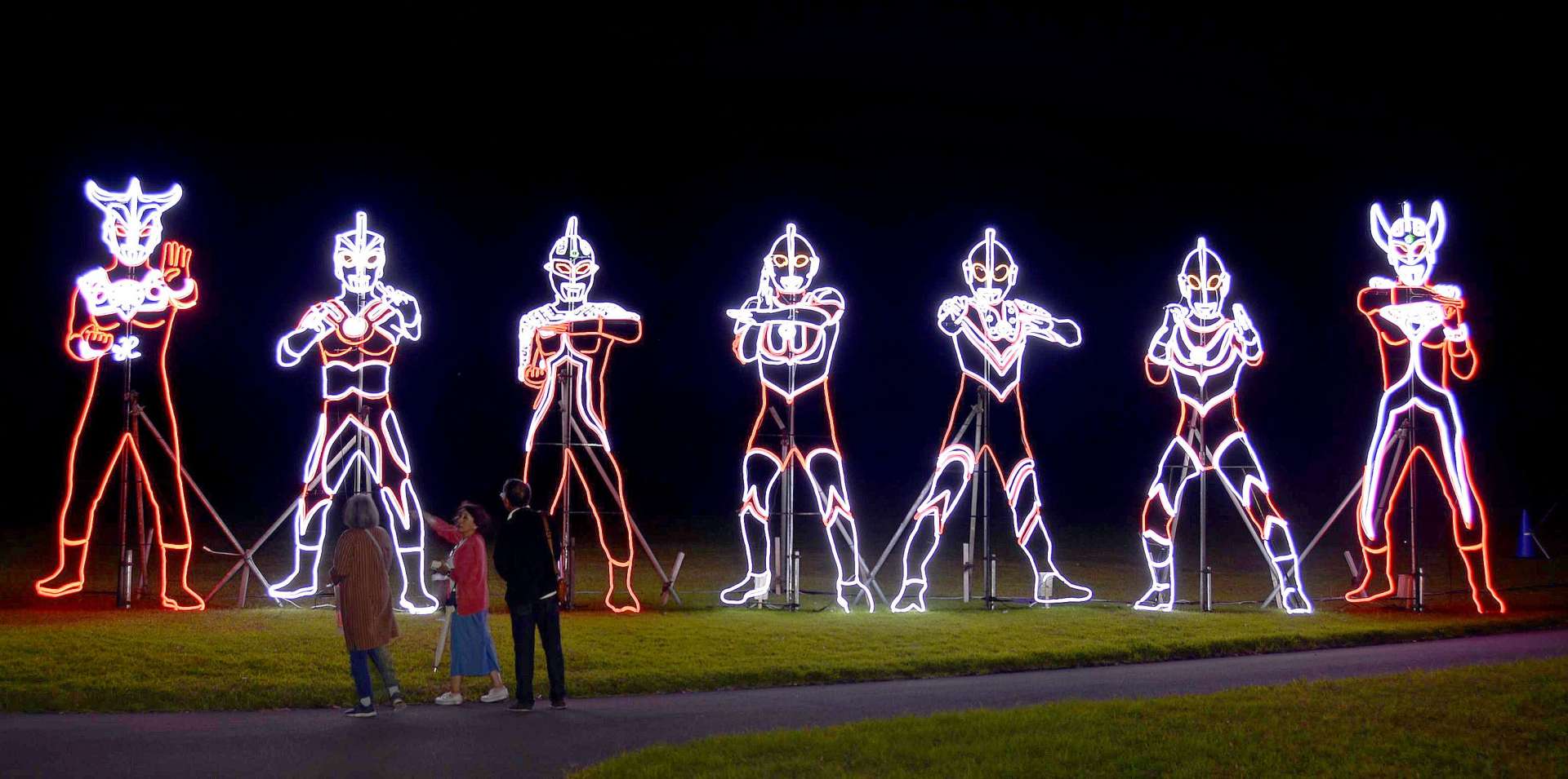 ウルトラマンシリーズのヒーローをかたどったイルミネーション＝鹿児島市の県立吉野公園