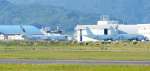 〈関連〉鹿屋市の鹿屋航空基地に駐機する米海軍のＰ８Ａ哨戒機（左）、右は海上自衛隊のＰ１哨戒機＝１３日午後２時２０分ごろ