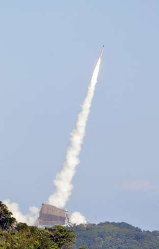 〈関連〉打ち上げられた観測ロケット「Ｓ５２０ー３４号機」＝１４日、肝付町の内之浦宇宙空間観測所