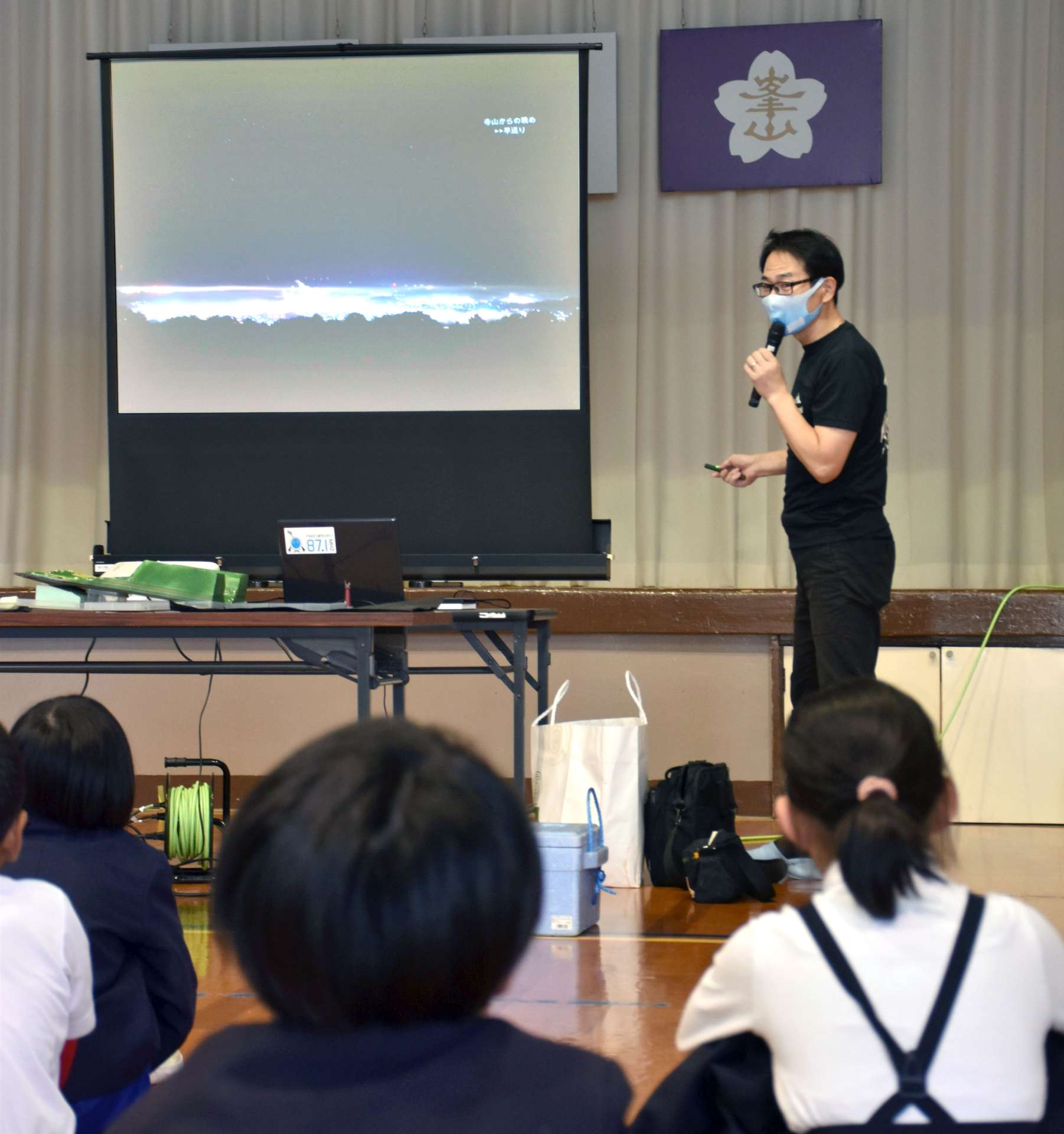 川内川あらしを映像で見る児童たち＝７日、薩摩川内市の峰山小学校