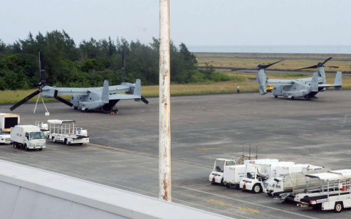 奄美空港に着陸した米軍輸送機オスプレイ＝１４日午後１時過ぎ、奄美市の奄美空港